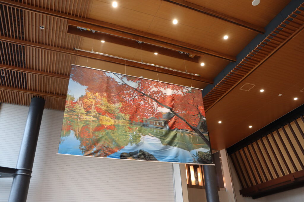 新幹線福井駅コンコースに日本ダムの織タペストリー「養浩館」が飾られています！