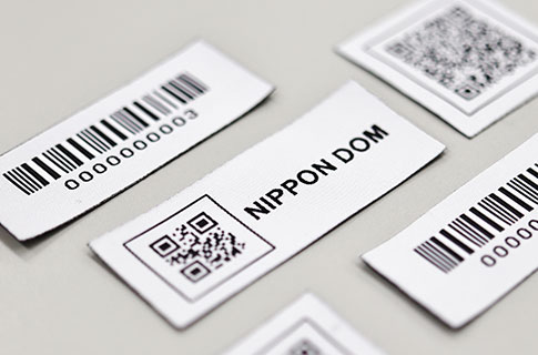 Individually controlled woven labels